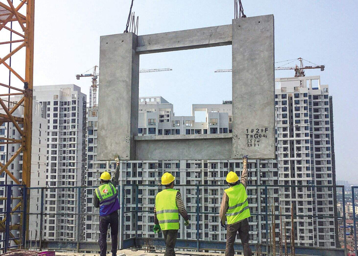 图为湖北某项目施工现场，该项目所用的施工模式即为装配式建筑